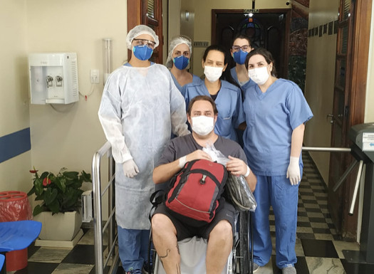 Médico se recupera da covid-19, no São Vicente