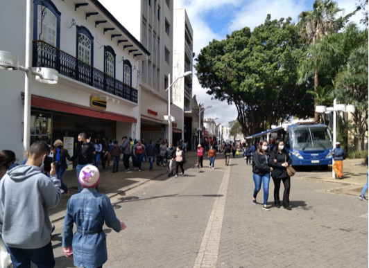 Frio não espanta clientes de lojas em Jundiaí