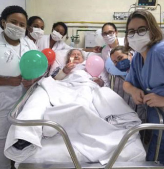 Paciente ganha festa de aniversário no São Vicente