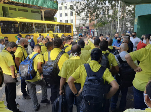 Motoristas de ônibus fazem protesto no Terminal Central