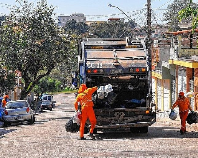 Por ter de urinar na rua, coletor será indenizado pelo patrão ou Prefeitura