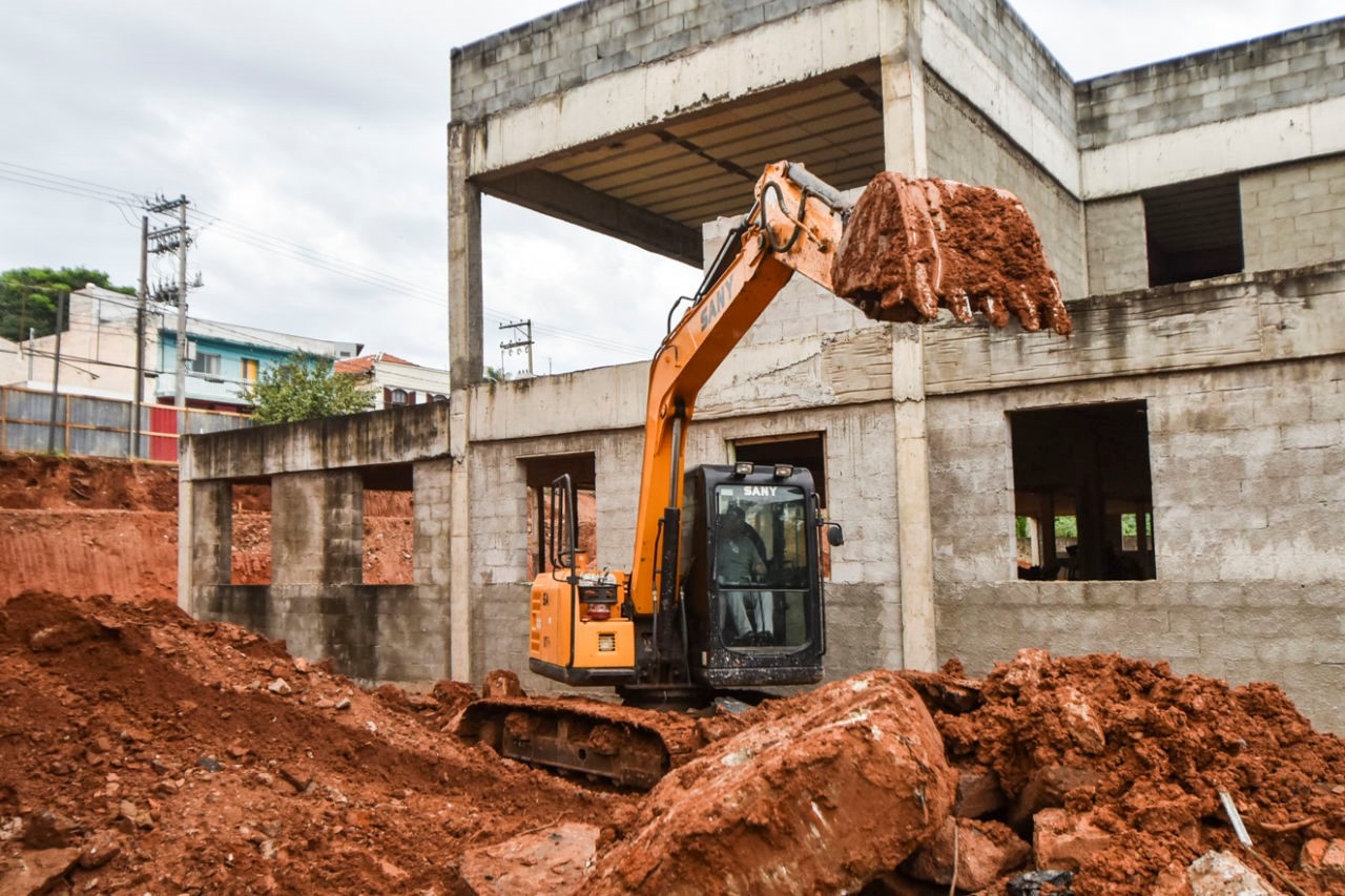 Prefeitura faz escavações e aterro na UPA da Ponte São João, mesmo sem ter o projeto