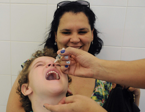 Vacina oral contra a polio está disponível em 17 UBSs até o dia 30