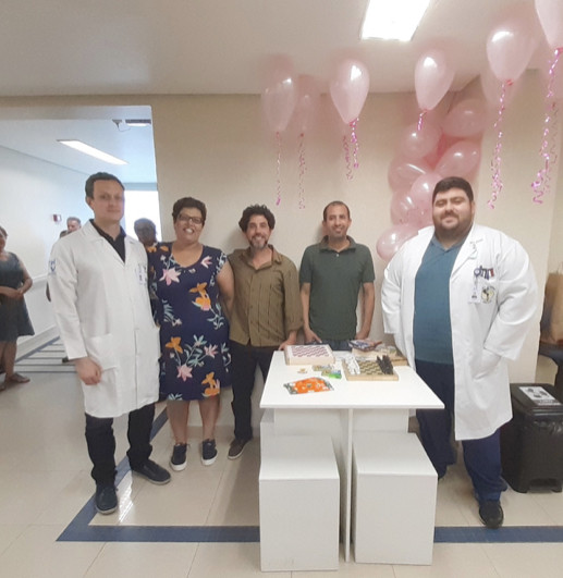 Radioterapia: Pacientes comemoram doação de mesa de jogos