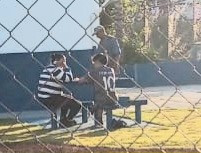 Assessora da Prefeitura de Jundiaí joga truco no horário de serviço. Com menor de idade