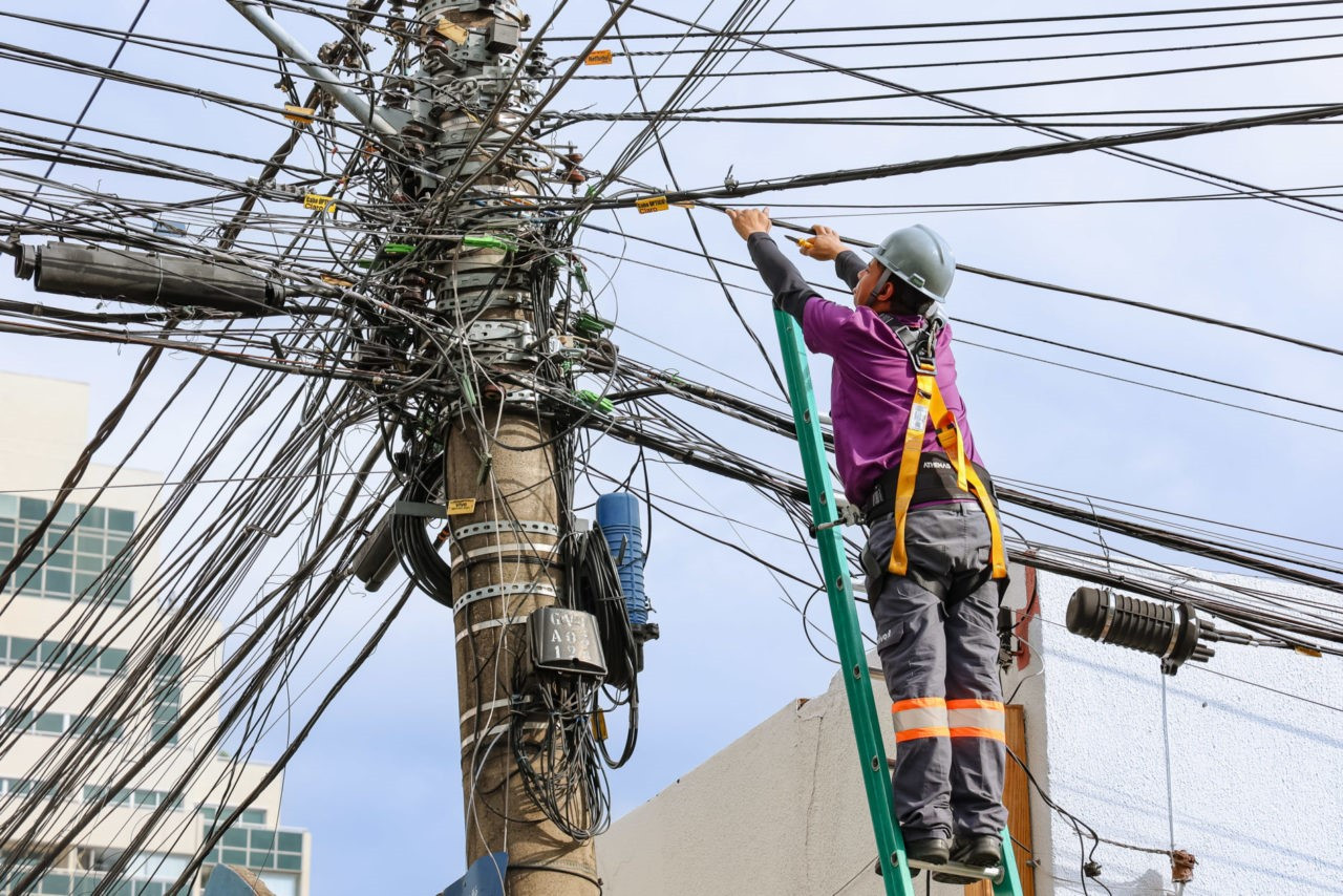 Ruas do Retiro e Barão de Teffé recebem programa de reordenamento de cabos de telefonia