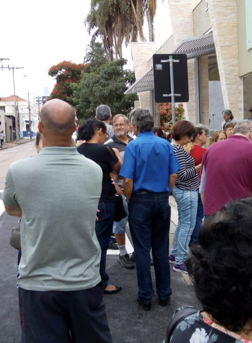 Pacientes ficam na rua para esperar marcação de consulta na FMJ