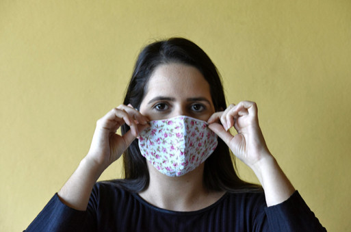 Máscaras de tecido protegem e devem ser higienizadas
